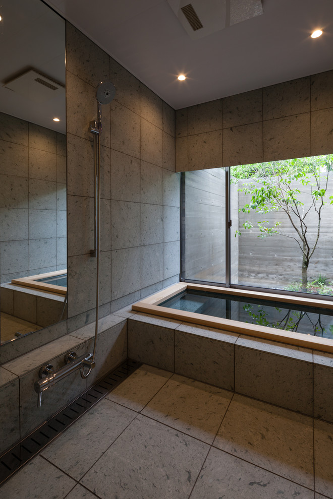 На фото: ванная комната в восточном стиле с японской ванной, серыми стенами, душем без бортиков, серой плиткой, керамической плиткой и полом из керамической плитки
