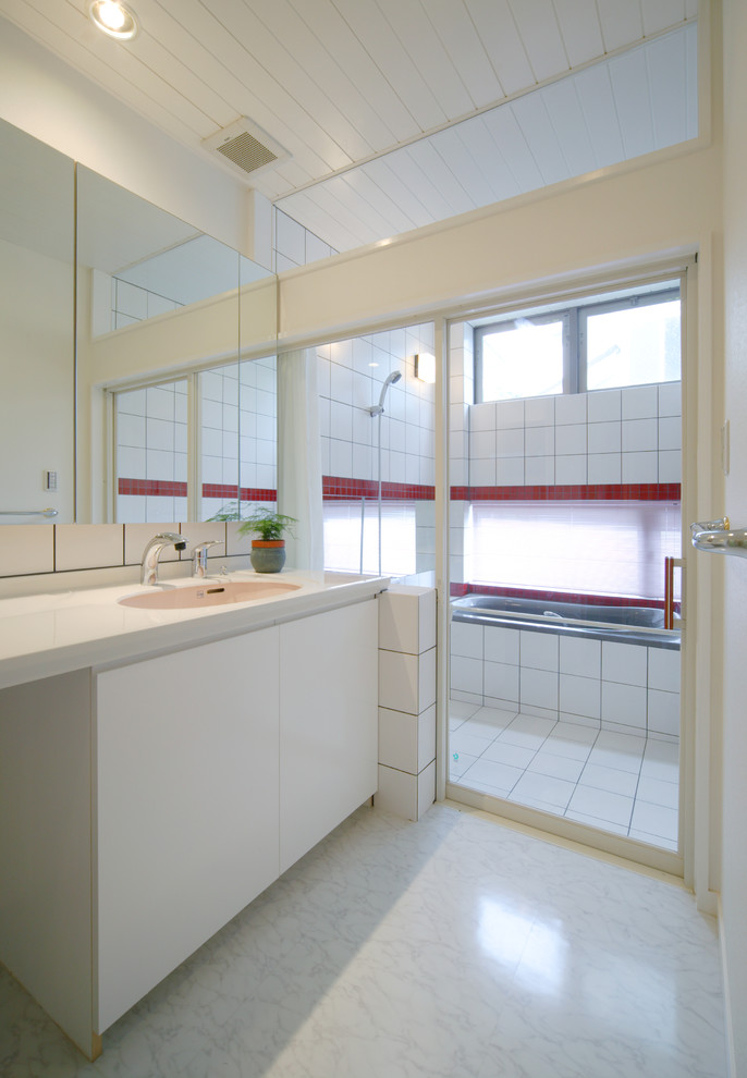 他の地域にあるコンテンポラリースタイルのおしゃれな浴室 (白いキャビネット、コーナー型浴槽、オープン型シャワー、白い壁、一体型シンク、オープンシャワー) の写真