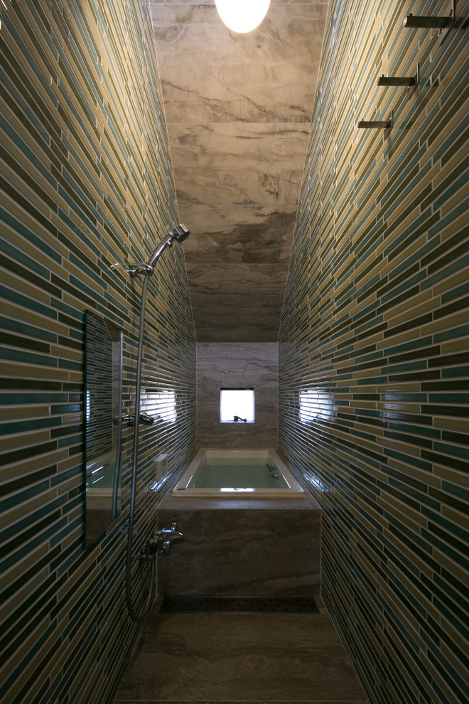 Идея дизайна: маленькая ванная комната в современном стиле с накладной ванной, зеленой плиткой, коричневой плиткой, бежевой плиткой, удлиненной плиткой и разноцветными стенами для на участке и в саду
