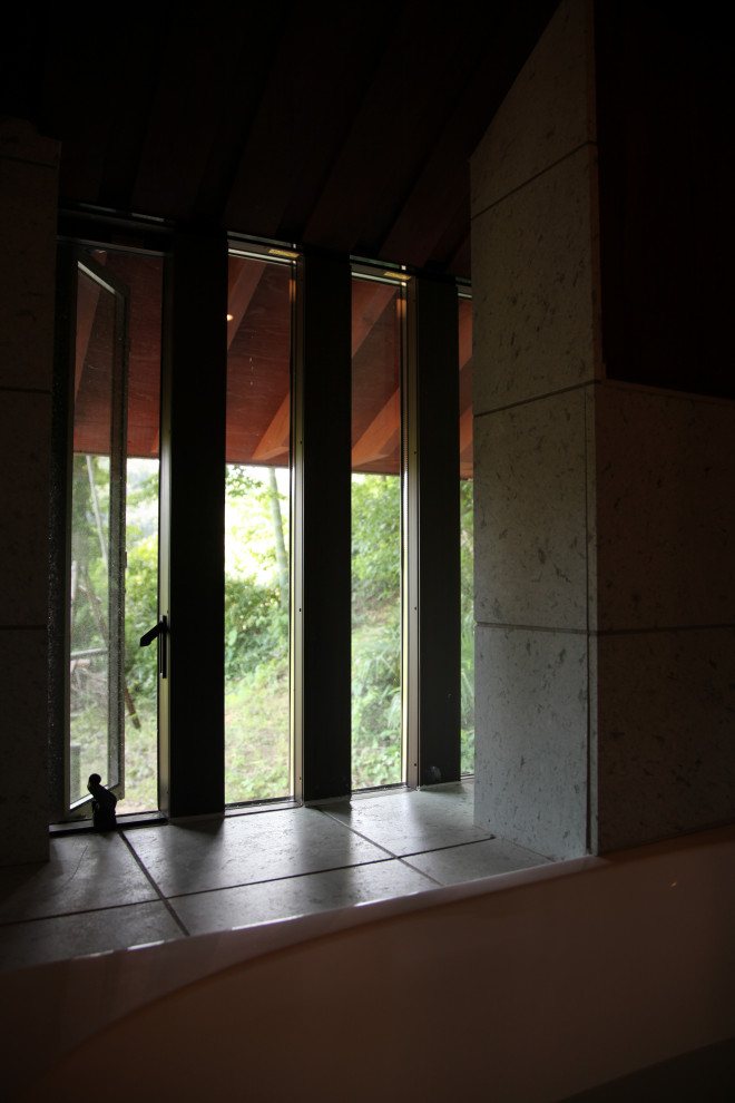 Свежая идея для дизайна: ванная комната среднего размера в стиле рустика с гидромассажной ванной, открытым душем, деревянным потолком и деревянными стенами - отличное фото интерьера