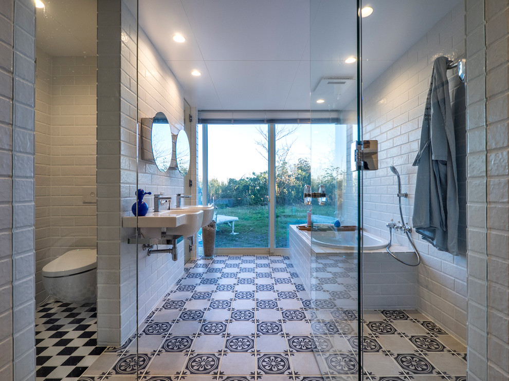 Exempel på ett mellanstort medelhavsstil en-suite badrum, med öppna hyllor, ett platsbyggt badkar, en öppen dusch, en toalettstol med hel cisternkåpa, vit kakel, keramikplattor, vita väggar, klinkergolv i porslin och ett väggmonterat handfat