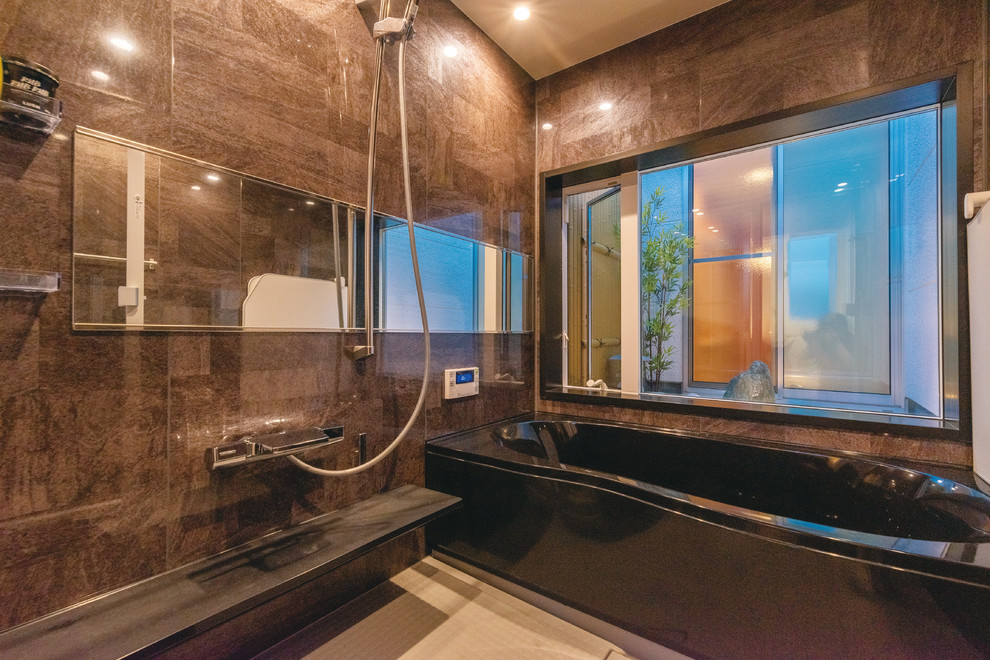 他の地域にあるモダンスタイルのおしゃれな浴室 (茶色い壁、グレーの床) の写真