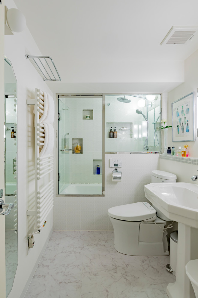 Foto de cuarto de baño contemporáneo con sanitario de dos piezas, paredes blancas, lavabo con pedestal, encimeras blancas, puertas de armario blancas, baldosas y/o azulejos blancos y suelo blanco