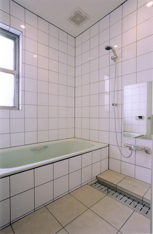 他の地域にあるモダンスタイルのおしゃれな浴室 (オープン型シャワー、白い壁、ベージュの床、オープンシャワー) の写真