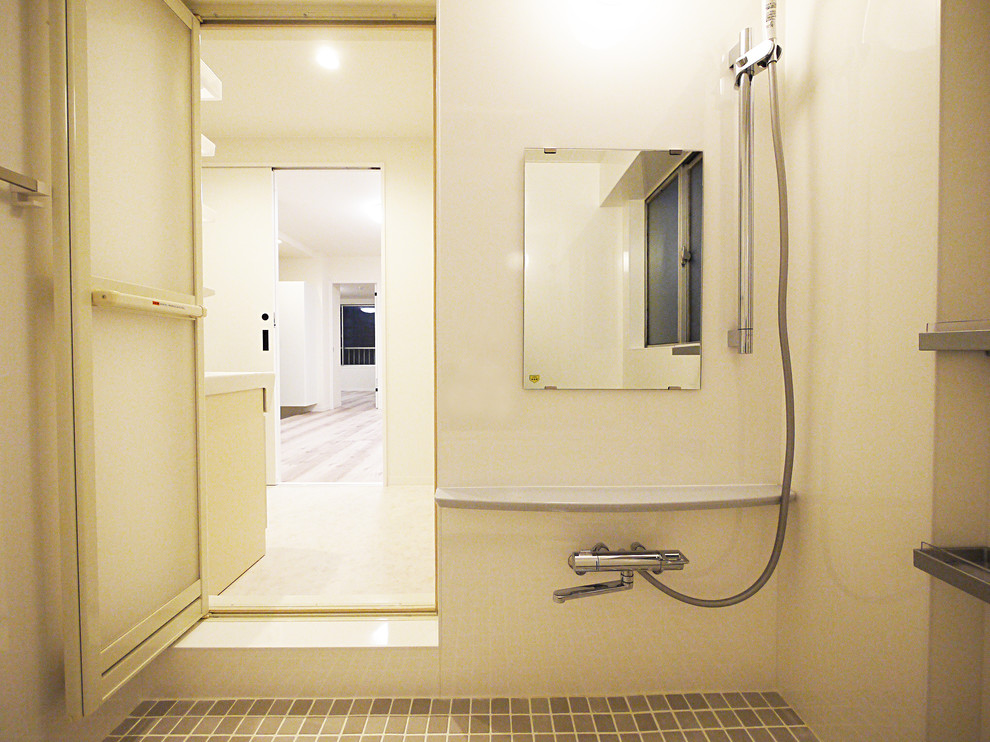 Idéer för ett asiatiskt badrum, med beige kakel, cementkakel och vita väggar