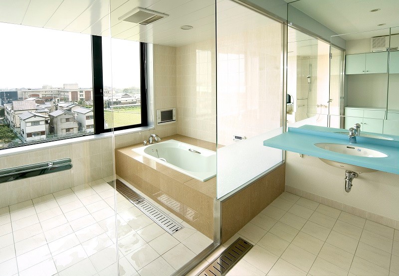 Idee per una piccola stanza da bagno padronale minimalista con ante blu, vasca giapponese, doccia aperta, pavimento in gres porcellanato, lavabo sottopiano, pavimento beige e top blu