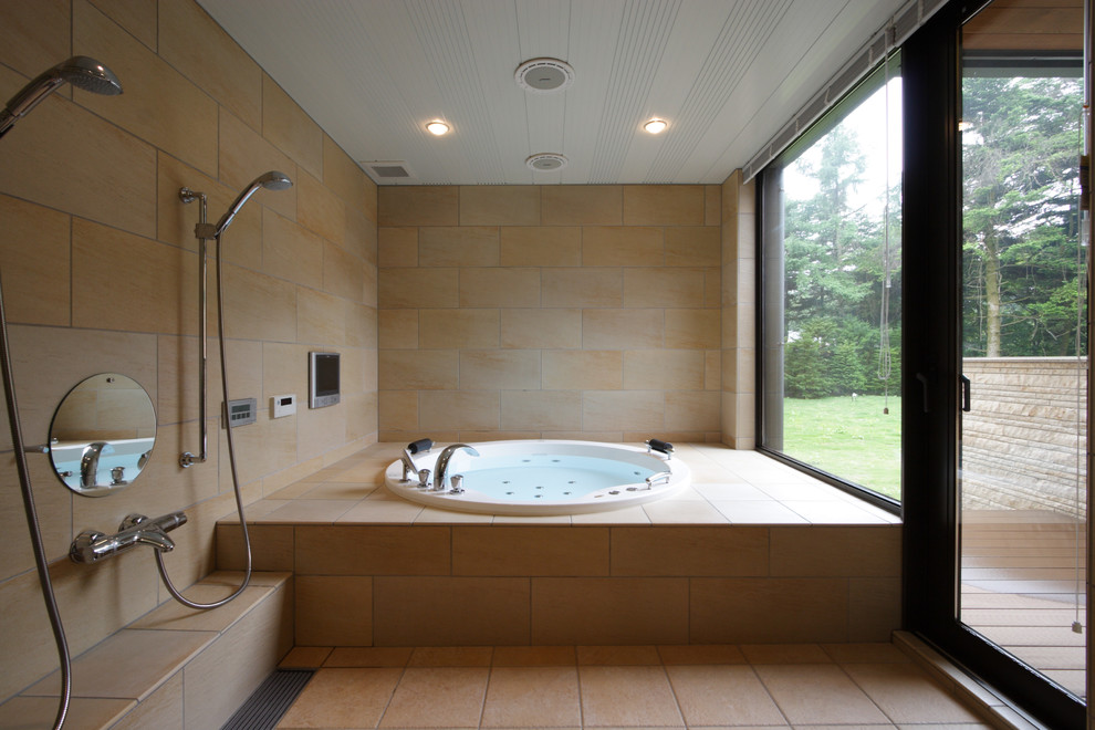 Modern inredning av ett mellanstort en-suite badrum, med en jacuzzi, en dubbeldusch, beige kakel, porslinskakel, beige väggar, klinkergolv i porslin och beiget golv