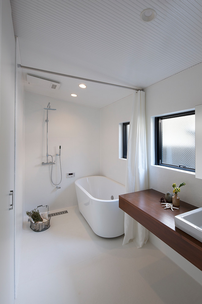 Свежая идея для дизайна: главная ванная комната в стиле модернизм с отдельно стоящей ванной, душем без бортиков, белыми стенами, накладной раковиной, бежевым полом, шторкой для ванной и коричневой столешницей - отличное фото интерьера