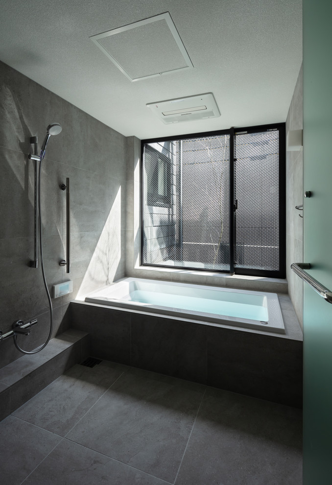This is an example of a modern bathroom in Osaka.