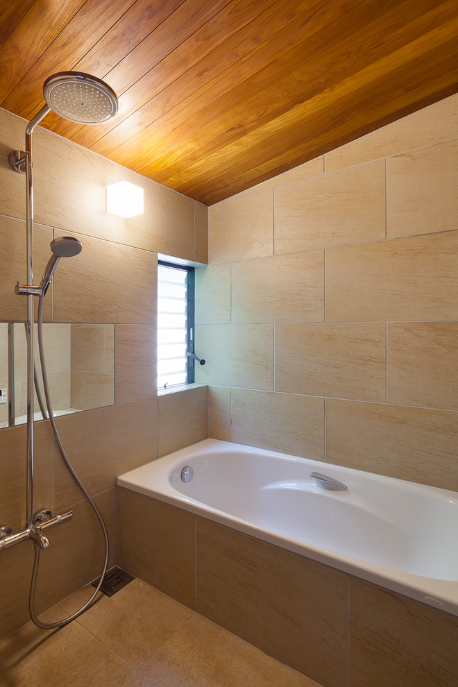 他の地域にあるモダンスタイルのおしゃれな浴室 (置き型浴槽、オープン型シャワー、ベージュの壁、ベージュの床、オープンシャワー) の写真