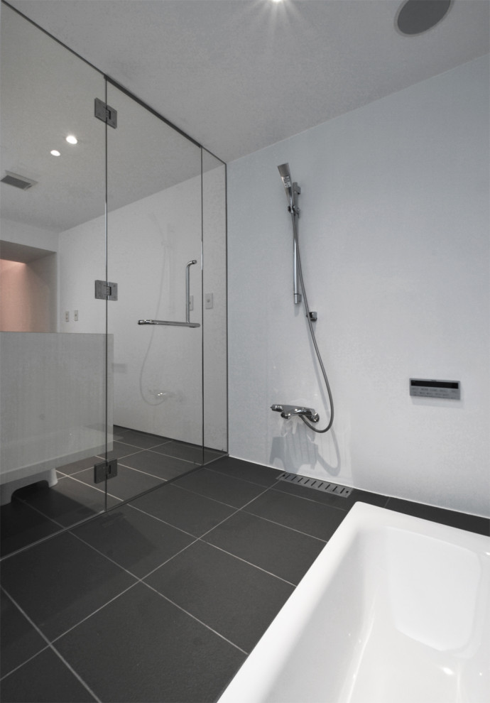 Exempel på ett litet modernt vit vitt en-suite badrum, med släta luckor, vita skåp, ett undermonterat badkar, våtrum, en toalettstol med hel cisternkåpa, vit kakel, vita väggar, klinkergolv i porslin, ett undermonterad handfat, bänkskiva i akrylsten, grått golv och med dusch som är öppen