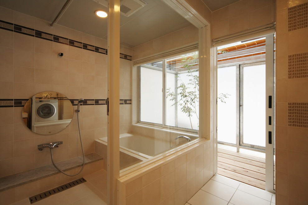 他の地域にある北欧スタイルのおしゃれな浴室 (コーナー型浴槽、オープン型シャワー、ベージュの壁、ベージュの床、オープンシャワー) の写真