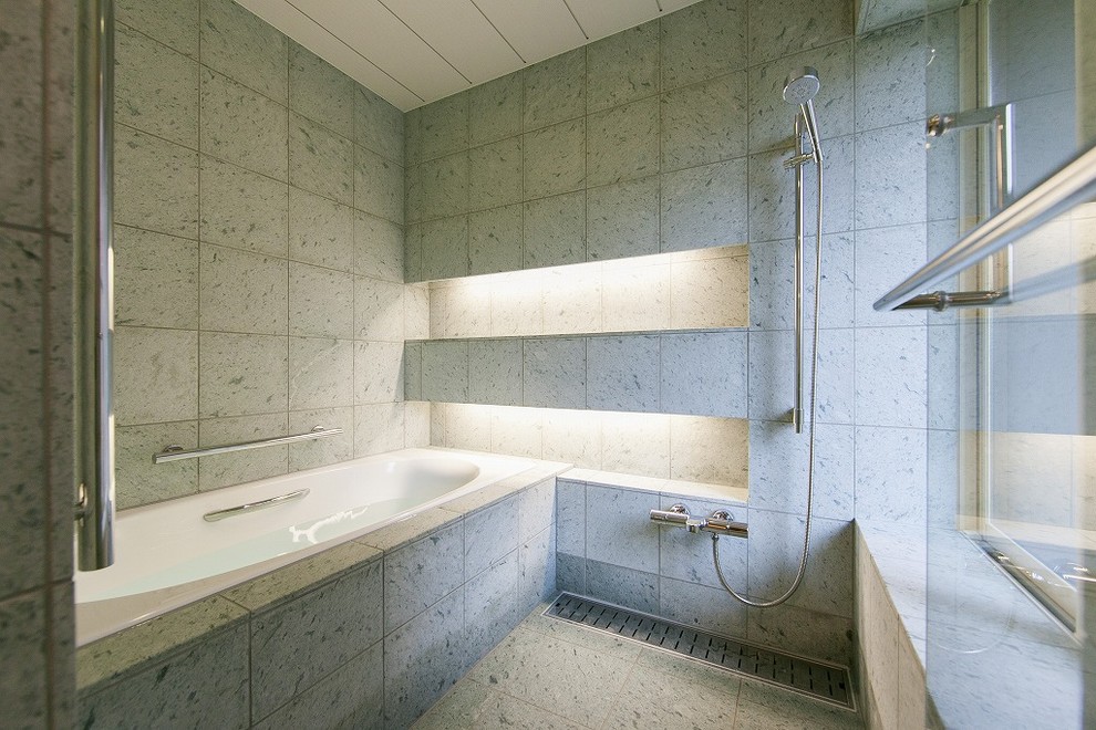 Idee per una stanza da bagno design con vasca ad angolo, doccia aperta, pareti grigie, pavimento grigio e doccia con tenda