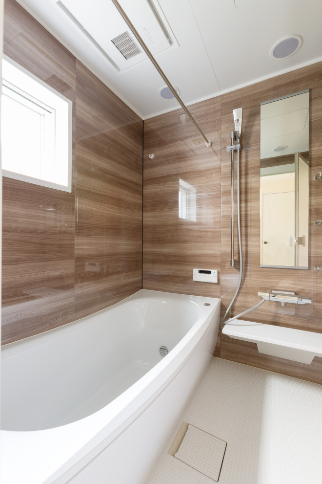 Foto på ett mellanstort funkis badrum med dusch, med ett badkar i en alkov, våtrum, brun kakel, beiget golv och med dusch som är öppen
