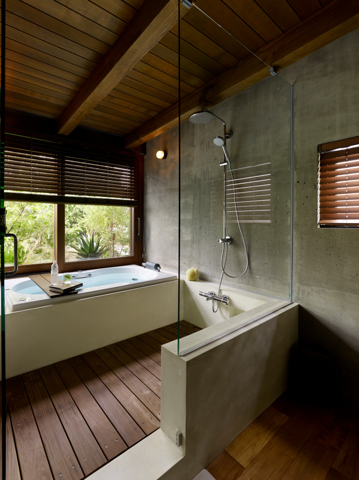 Inspiration för ett funkis badrum, med ett platsbyggt badkar, våtrum, grå väggar, mörkt trägolv och brunt golv