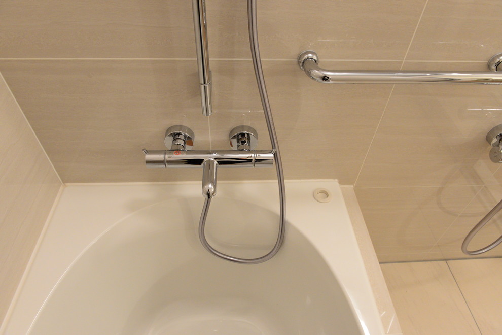 Modernes Badezimmer mit beigen Fliesen, Zementfliesen, beiger Wandfarbe, Keramikboden, Mineralwerkstoff-Waschtisch und beigem Boden in Tokio
