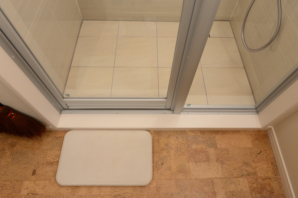 Foto på ett funkis badrum, med beige kakel, cementkakel, beige väggar, klinkergolv i keramik, bänkskiva i akrylsten och beiget golv