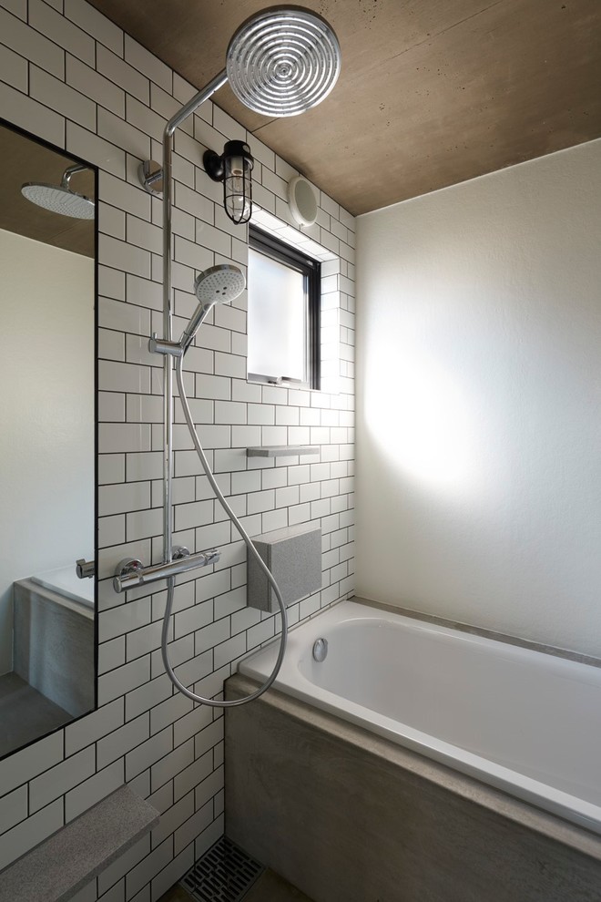 他の地域にあるインダストリアルスタイルのおしゃれな浴室の写真