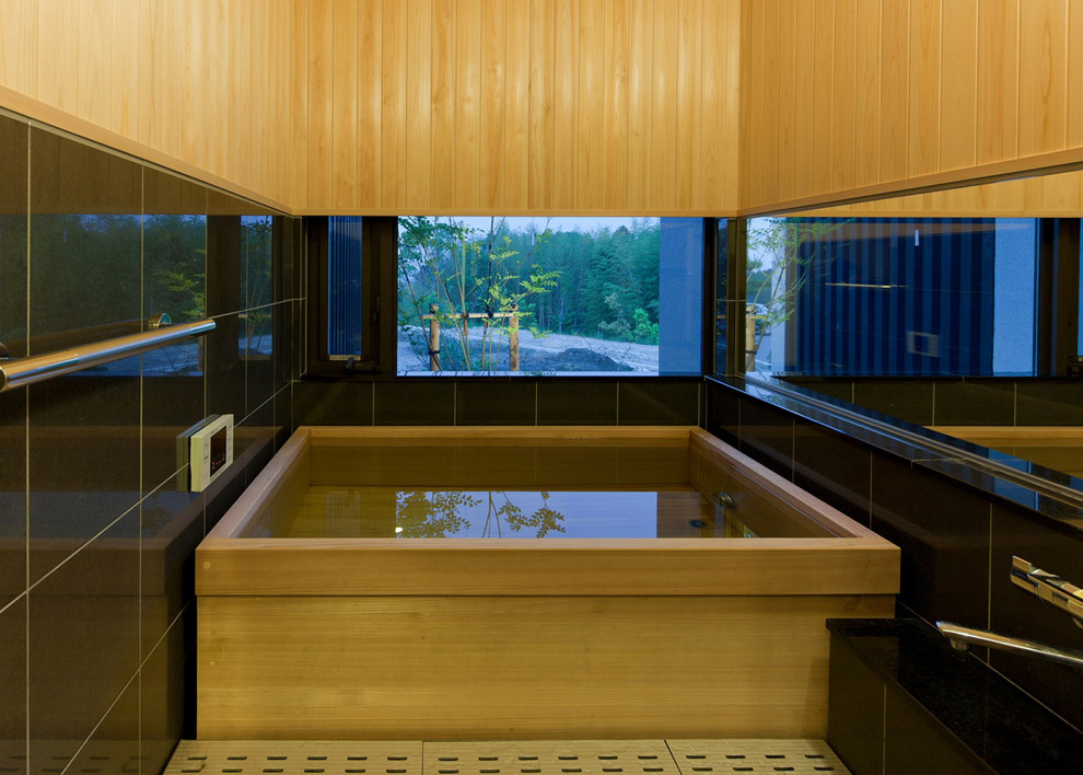 名古屋にある小さな和風のおしゃれな浴室 (和式浴槽、マルチカラーの壁) の写真