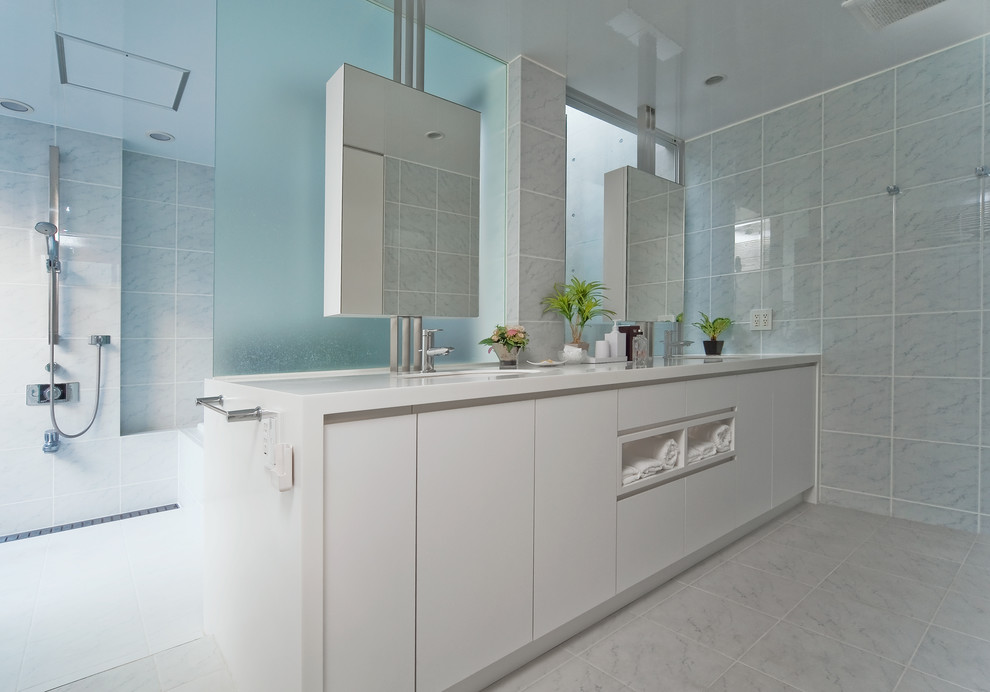Foto di una stanza da bagno design con pareti blu, pavimento in marmo, lavabo integrato e pavimento grigio