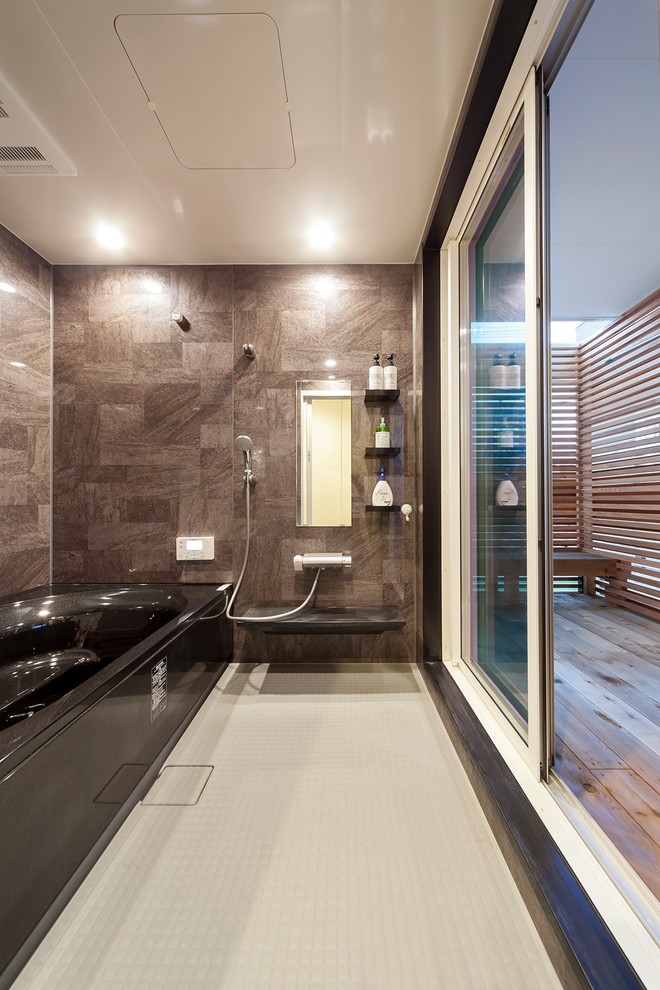 Immagine di una stanza da bagno moderna con piastrelle marroni, pareti marroni e pavimento bianco