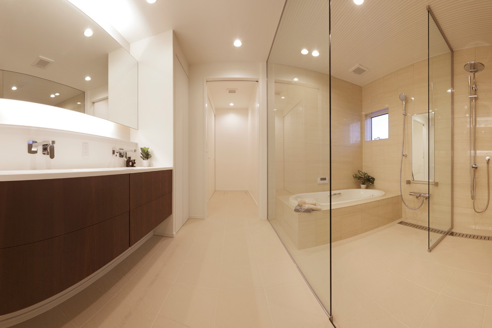 Ejemplo de cuarto de baño moderno con paredes beige, suelo blanco y ducha abierta