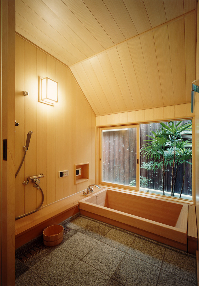 Ejemplo de cuarto de baño de estilo zen sin sin inodoro con bañera encastrada, paredes marrones, suelo gris, ducha abierta y ventanas