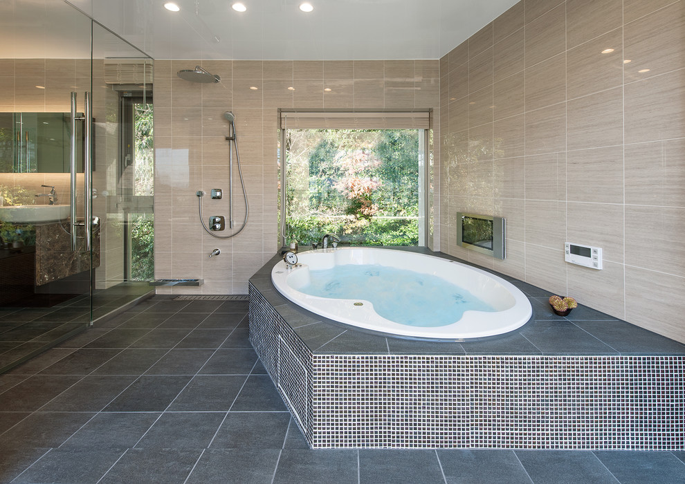 На фото: ванная комната в современном стиле с открытым душем, бежевыми стенами, настольной раковиной, черным полом и открытым душем с