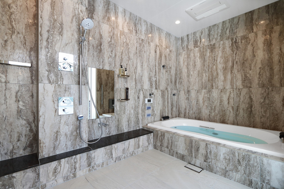 コンテンポラリースタイルのおしゃれな浴室 (コーナー型浴槽、オープン型シャワー、ベージュの床、オープンシャワー) の写真