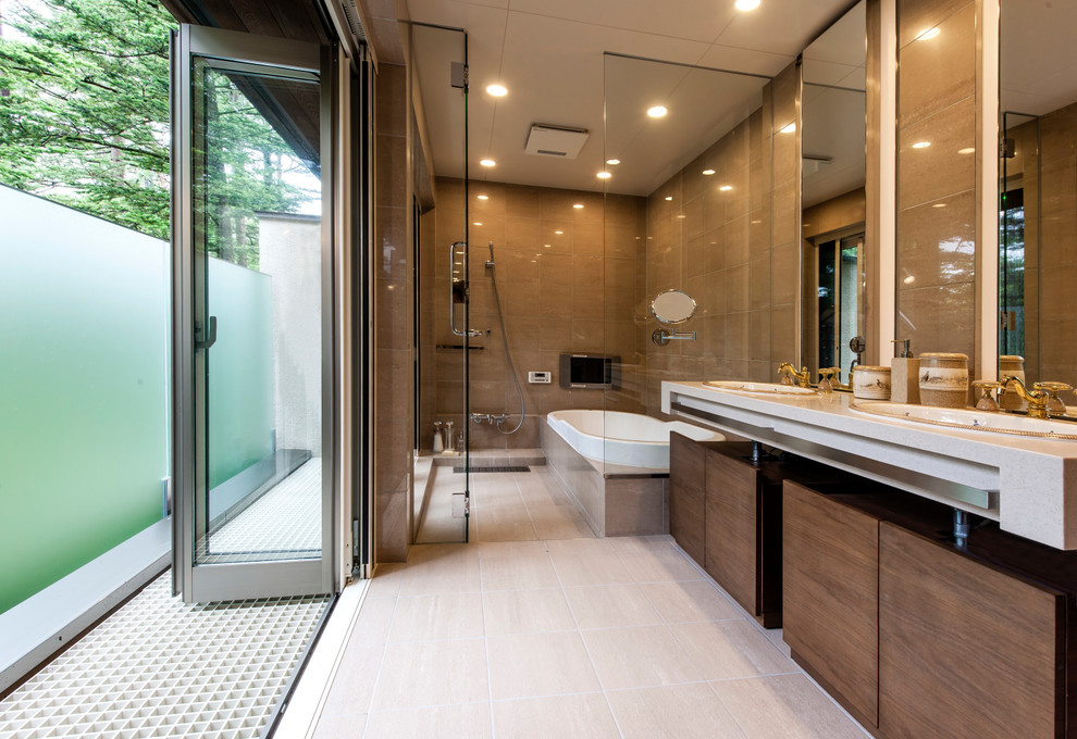 Idee per una stanza da bagno padronale moderna con ante marroni, vasca da incasso, piastrelle marroni, pareti marroni, lavabo da incasso, pavimento beige e top beige