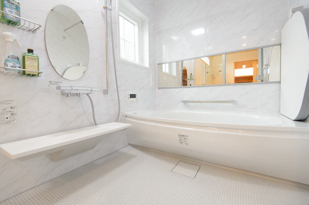 他の地域にある北欧スタイルのおしゃれな浴室 (コーナー型浴槽、オープン型シャワー、白い壁、白い床、オープンシャワー) の写真
