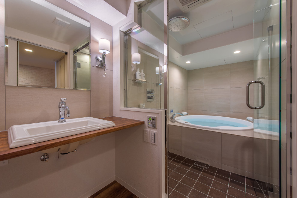 На фото: ванная комната с бежевой плиткой, керамогранитной плиткой, бежевыми стенами, пробковым полом и коричневым полом