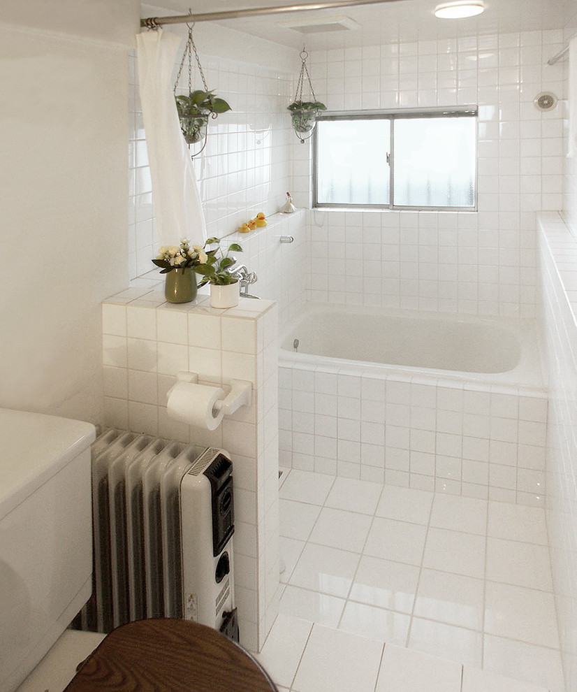 Idee per una piccola stanza da bagno etnica con vasca ad angolo, doccia aperta, piastrelle bianche, pareti bianche, pavimento bianco e doccia con tenda