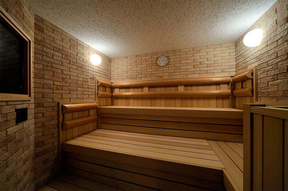 Foto de cuarto de baño principal tradicional con baldosas y/o azulejos beige, paredes beige, suelo beige, suelo de madera clara y ducha con puerta con bisagras