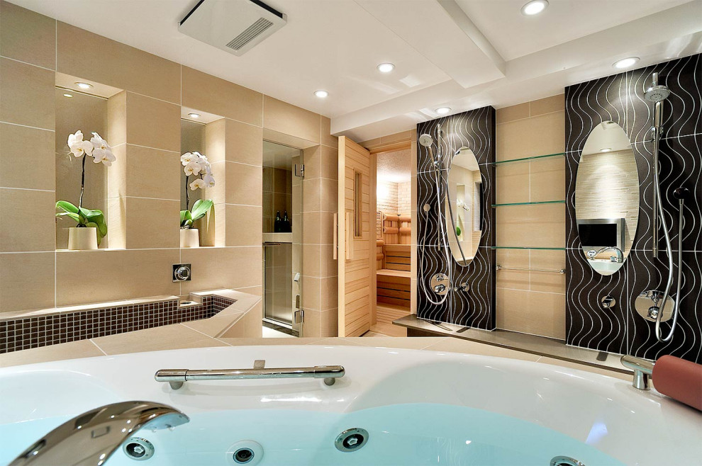 Modelo de cuarto de baño principal clásico con bañera encastrada, ducha doble, baldosas y/o azulejos beige, paredes beige, suelo beige y ducha abierta
