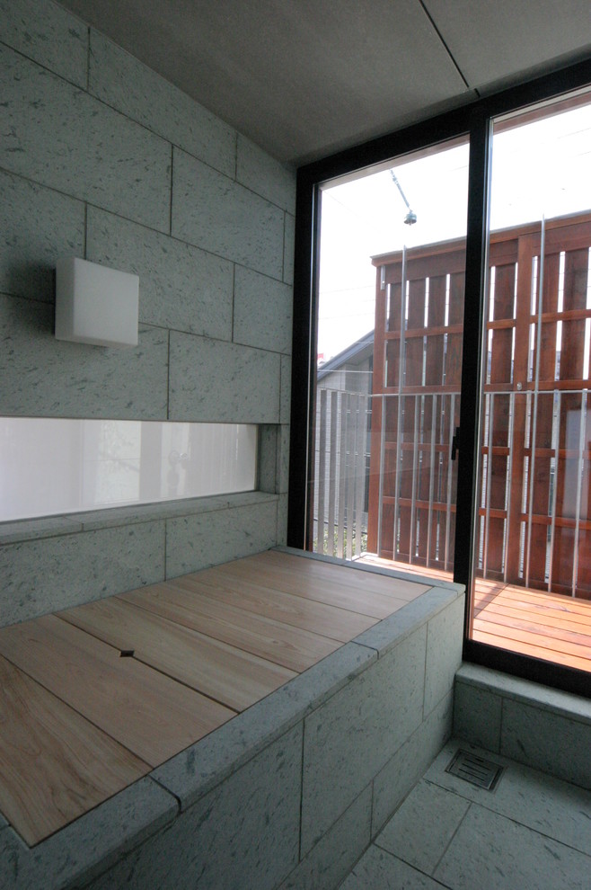 Пример оригинального дизайна: главная ванная комната среднего размера в восточном стиле с японской ванной, зеленой плиткой и каменной плиткой
