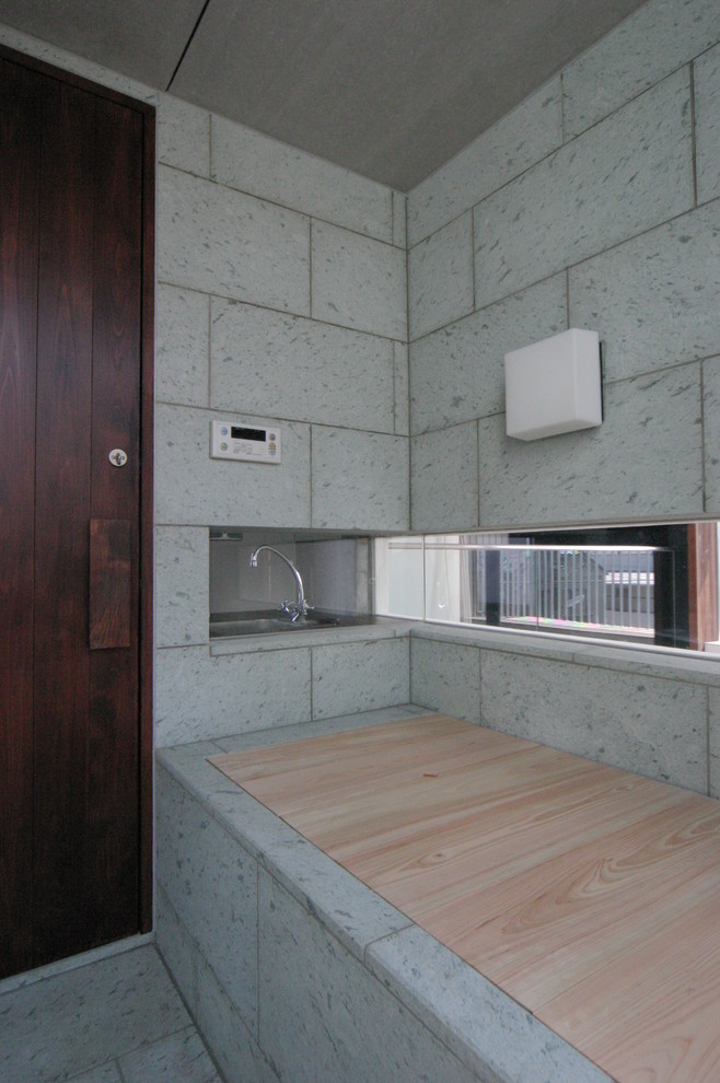 Immagine di una stanza da bagno padronale etnica di medie dimensioni con vasca giapponese, piastrelle verdi, piastrelle in pietra, doccia a filo pavimento, pavimento in marmo, pavimento verde e doccia aperta