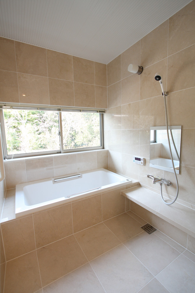 Inspiration för små asiatiska en-suite badrum, med ett platsbyggt badkar, en öppen dusch, beige kakel, marmorkakel, med dusch som är öppen, beige väggar och beiget golv