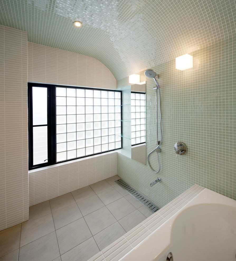 他の地域にある高級な広いモダンスタイルのおしゃれなマスターバスルーム (大型浴槽、セラミックタイルの床) の写真