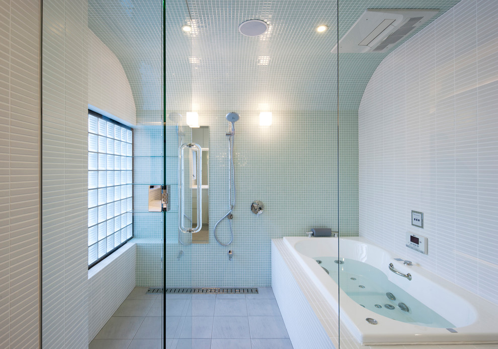 Стильный дизайн: большая главная ванная комната в стиле модернизм с гидромассажной ванной, полом из керамической плитки, серым полом, открытым душем, разноцветными стенами и открытым душем - последний тренд