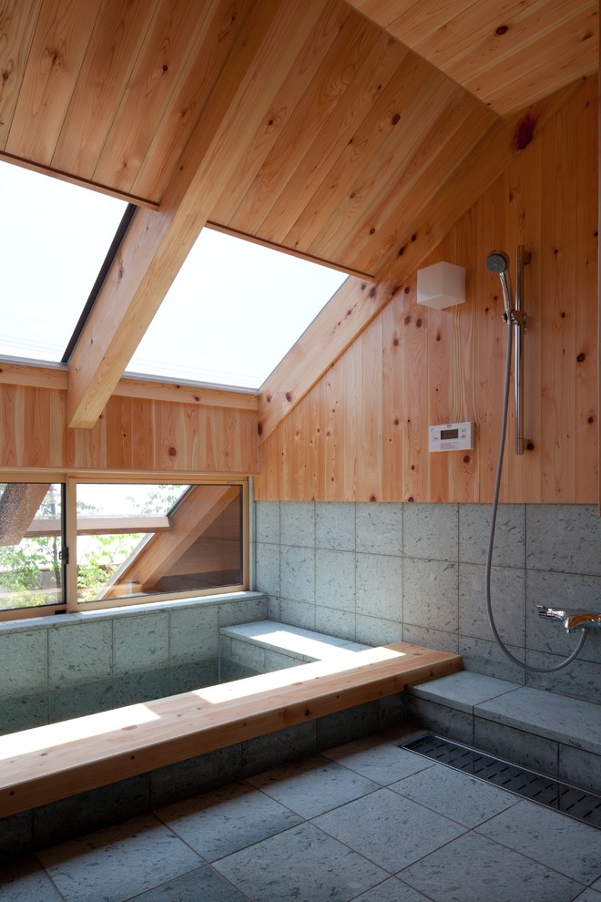 Cette photo montre une salle de bain asiatique avec un sol vert, une baignoire d'angle, une douche ouverte, un mur marron et aucune cabine.