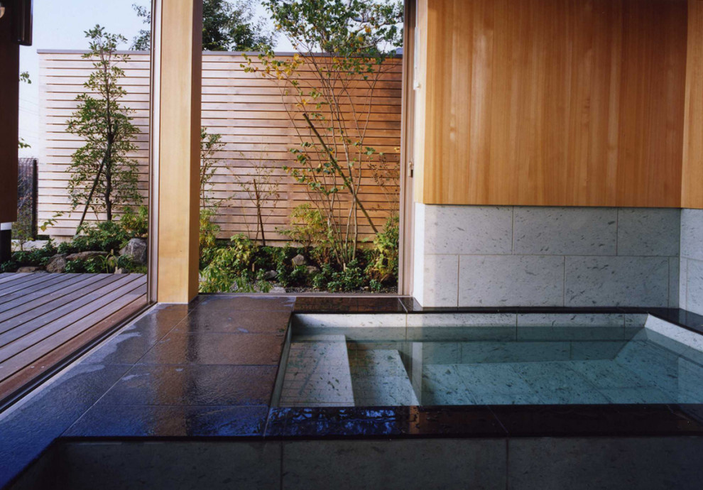 Пример оригинального дизайна: главная ванная комната среднего размера в восточном стиле с японской ванной, душем над ванной, серой плиткой, мраморной плиткой, серыми стенами, мраморным полом, серым полом, душем с раздвижными дверями, потолком из вагонки и деревянными стенами