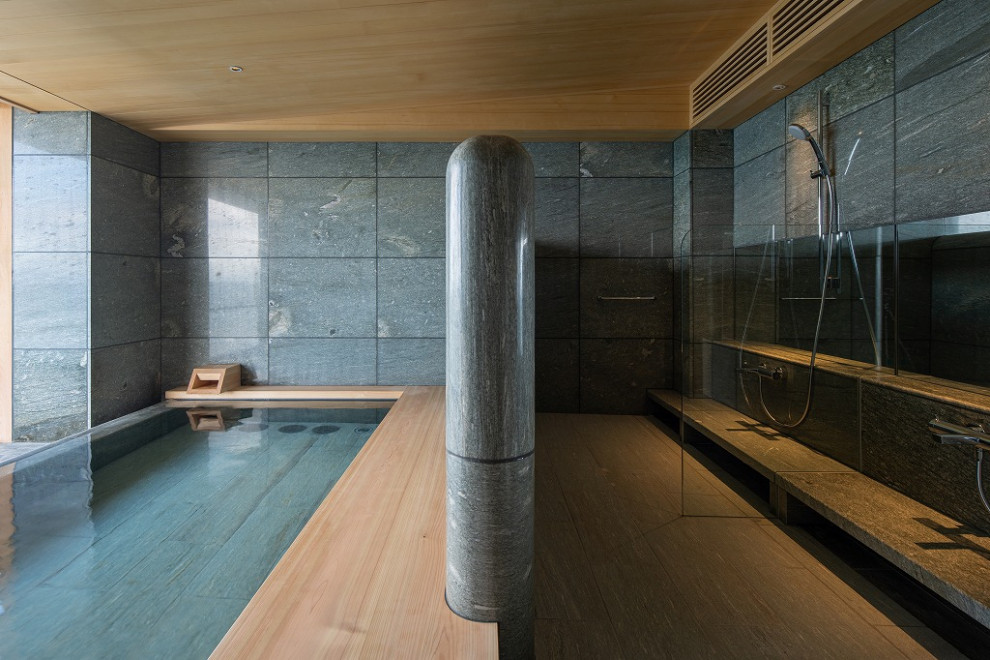 Идея дизайна: большая ванная комната в стиле кантри с гидромассажной ванной, душевой комнатой, зеленой плиткой, серыми стенами, зеленым полом, зеленой столешницей, встроенной тумбой и деревянным потолком