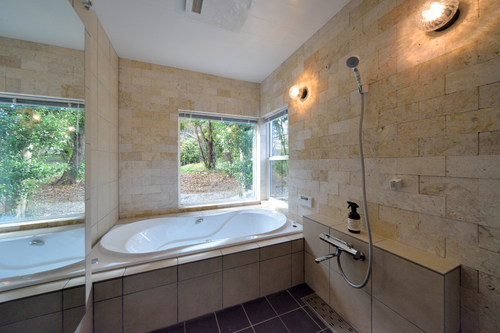 Idées déco pour une salle de bain asiatique avec une baignoire d'angle, une douche ouverte, un mur beige, un sol noir et aucune cabine.