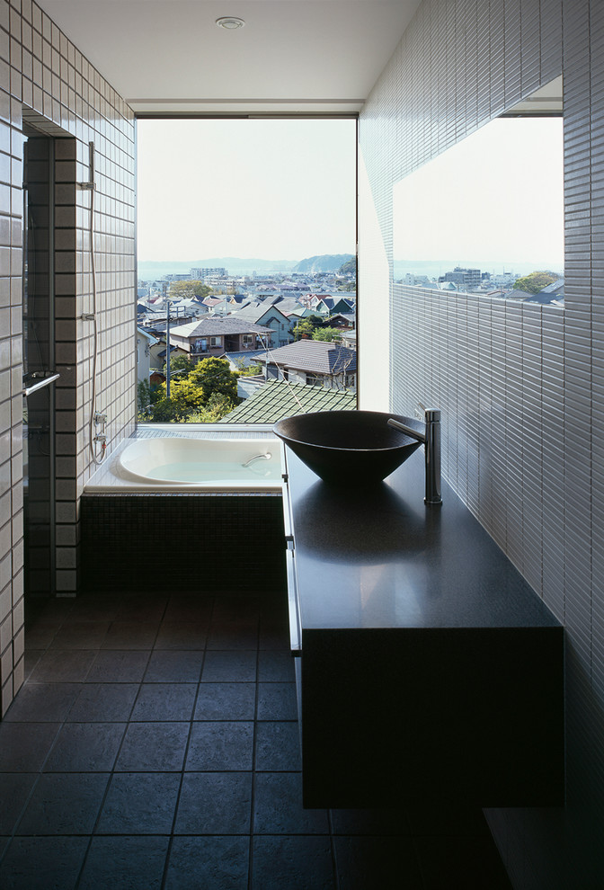 Imagen de cuarto de baño minimalista con lavabo sobreencimera, bañera empotrada y ducha empotrada