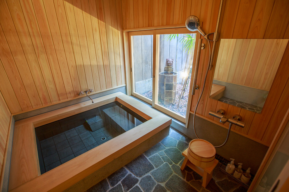 京都にある和風のおしゃれな浴室の写真