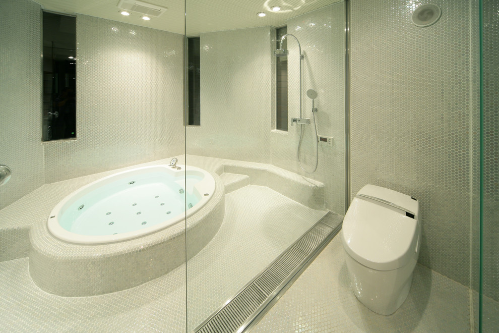 Esempio di una stanza da bagno minimalista con vasca ad angolo, doccia aperta, piastrelle bianche, pareti bianche, pavimento bianco e doccia aperta