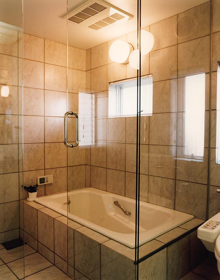 На фото: главная ванная комната среднего размера в средиземноморском стиле с душевой комнатой, бежевой плиткой, керамогранитной плиткой, душем с распашными дверями и потолком из вагонки