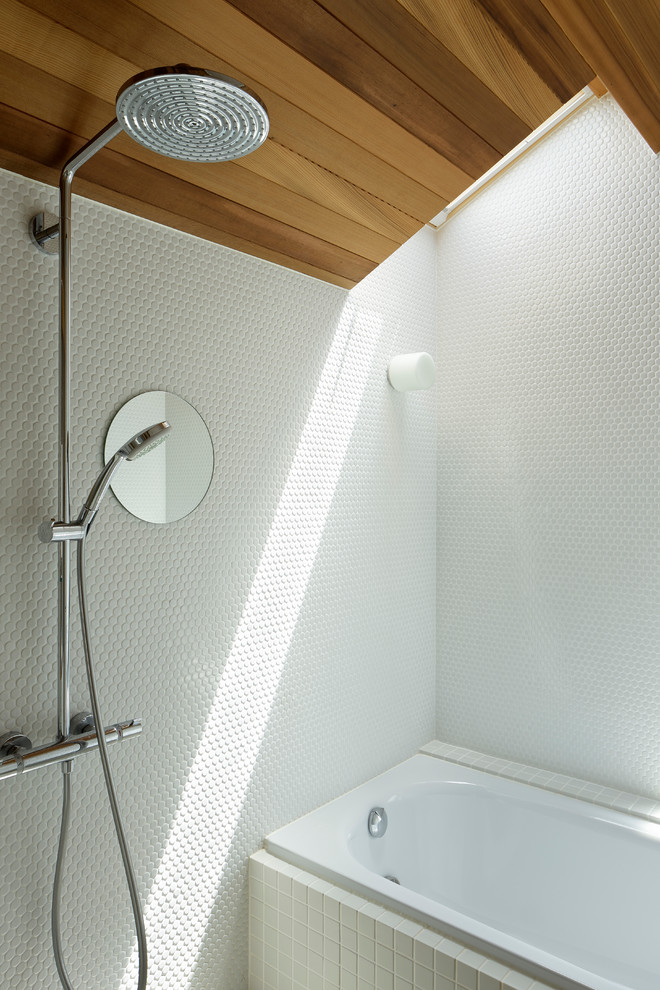 На фото: ванная комната в скандинавском стиле