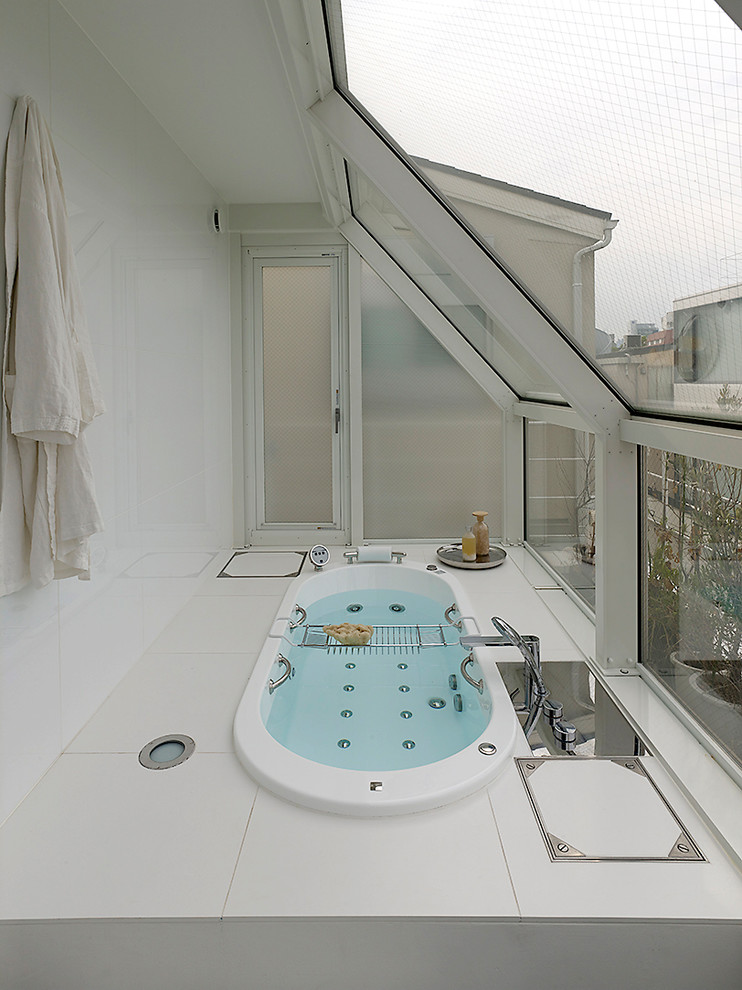 Idéer för ett modernt badrum, med ett platsbyggt badkar, en öppen dusch, vit kakel, vita väggar, vitt golv och med dusch som är öppen